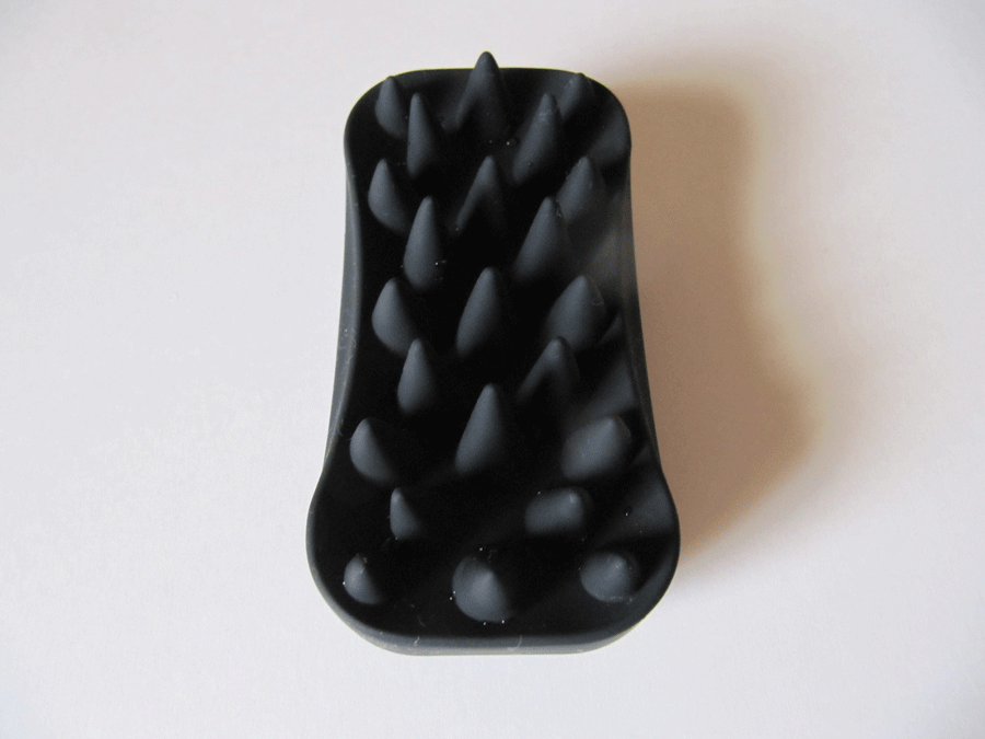 「スキャルプブラシ」の写真。
ゴム製で円錐状のイボイボがあります。