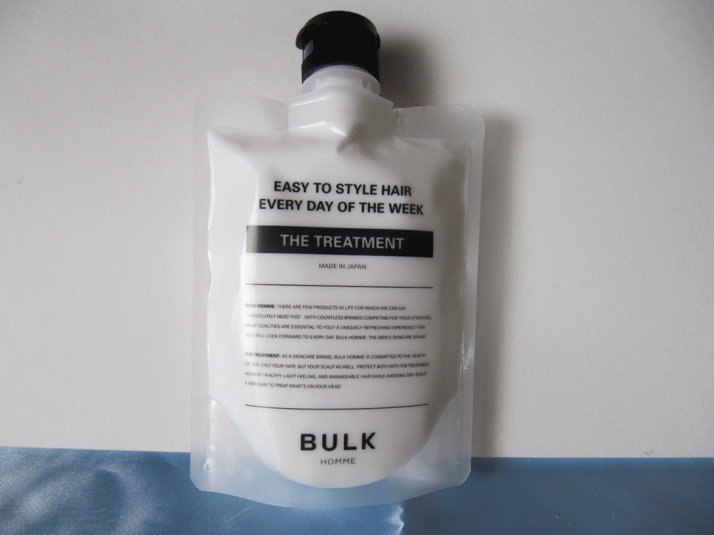 「バルクオム」THE TREATMENT（トリートメント）の写真です。パウチに入っています。白でトロミのあるの液体です。