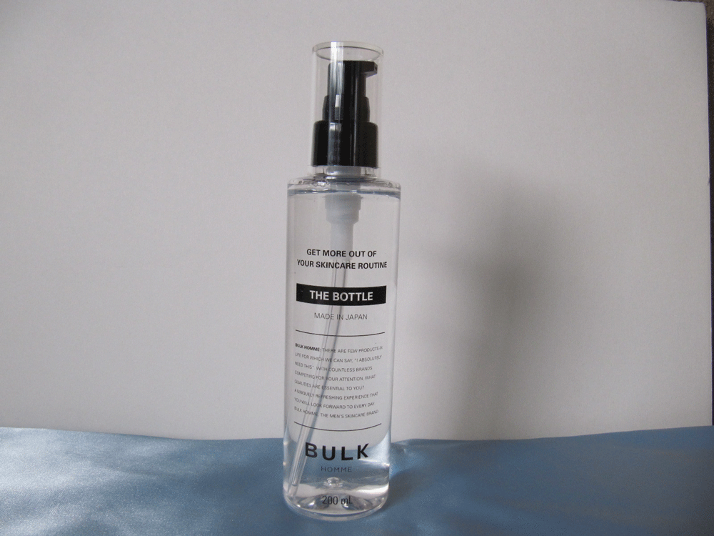 「バルクオム」THE TONER（化粧水）の写真。写真ではプッシュ式のボトルの入れられています。液体の色は無色透明です。